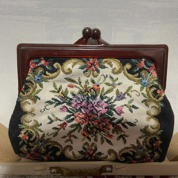 Vintage Kiss-Lock Tapestry Change Purse. - Picture 1 of 6